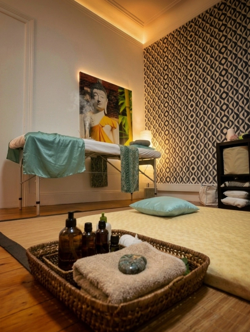 Espaço de massagem acolhedor com maca e iluminação suave